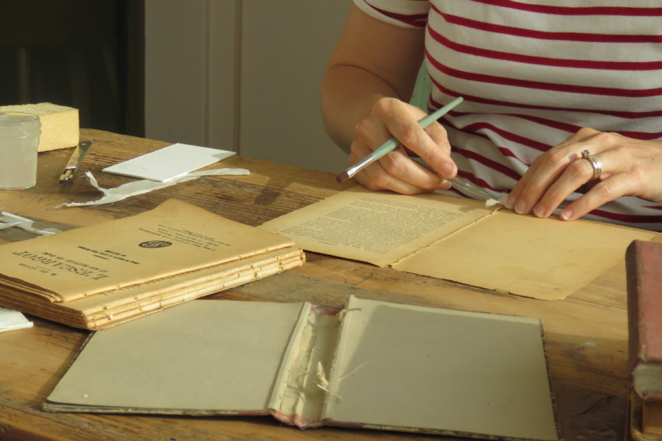Les livres qu&rsquo;elle restaure proviennent de mus&eacute;es ou de particuliers.