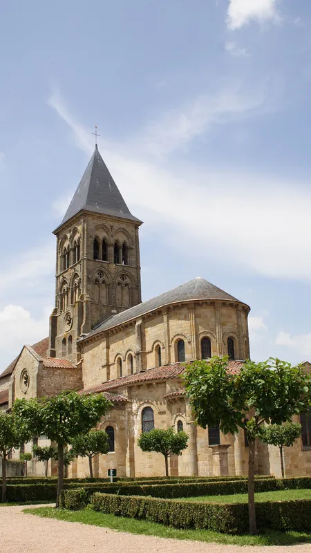L'&eacute;glise de Saint-Menoux qui abrite la d&eacute;bredinoire.