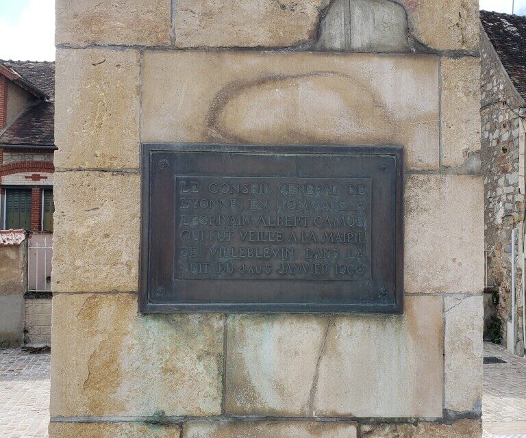 Une plaque située sur le côté de la fontaine indique