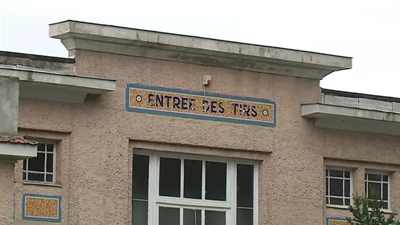 Le fronton sup&eacute;rieur du stand de tir de Tinqueux, photographi&eacute; en 2017.