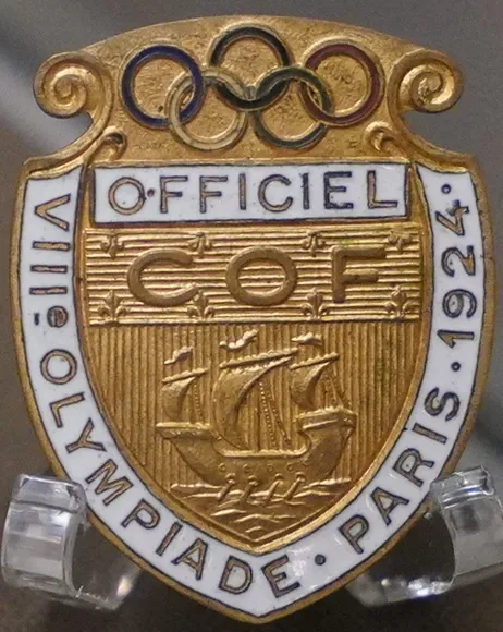 Un badge port&eacute; par les officiels des Jeux olympiques de Paris de 1924. Il est expos&eacute; au mus&eacute;e de Colombes.
