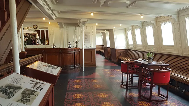 &Agrave; l'int&eacute;rieur du Nomadic, dernier navire subsistant de la White Star Line. Ses am&eacute;nagements int&eacute;rieurs donnent une id&eacute;e de ceux du Titanic... en plus petit.
