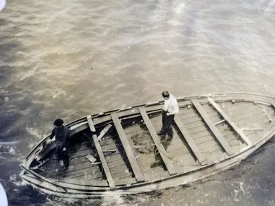 Le canot A, retrouv&eacute; &agrave; la d&eacute;riv&eacute; un mois apr&egrave;s le naufrage. Les trois d&eacute;pouilles pr&eacute;sentes dessus ont &eacute;t&eacute; inhum&eacute;es en mer. Au fond du canot, on distingue une sorte de pelisse : peut-&ecirc;tre le manteau de fourrure de Richard Norris Williams.