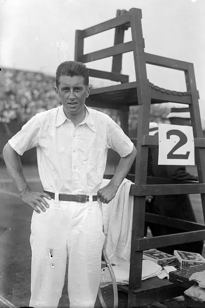 Richard Norris Williams, photographi&eacute; en 1916 lors de sa finale (qu'il remporte) face &agrave; William Johnston, lors du championnat de tennis des &Eacute;tats-Unis (US Open).