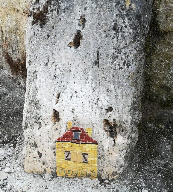 Ils construisent souvent leurs maisons sur de grosses pierres.