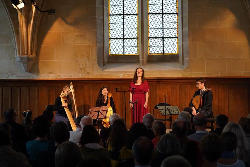 L&rsquo;ensemble Apotropaik performant &laquo;&nbsp;Bella Donna : femme sublime, fleur mortelle&nbsp;&raquo; &agrave; l&rsquo;Abbaye de Royaumont en 2022