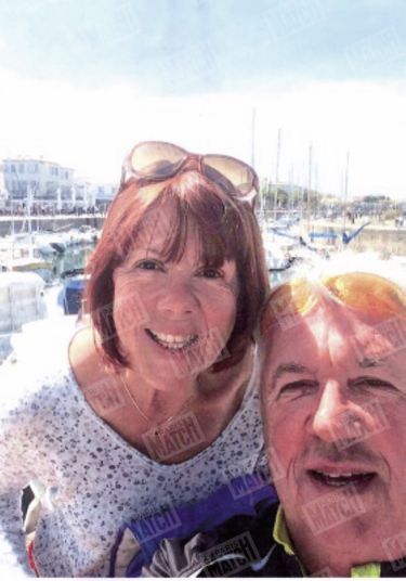 Tout sourire aupr&egrave;s d&rsquo;un mari qu&rsquo;elle consid&egrave;re comme un &laquo; super mec &raquo;, Gis&egrave;le n&rsquo;a aucune id&eacute;e des s&eacute;vices qu&rsquo;il lui infl ige. Ici, en vacances, &agrave; la fi n des ann&eacute;es 2010.