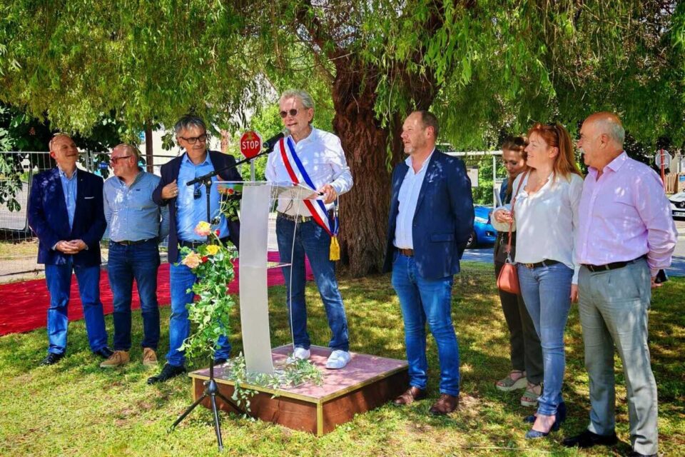 Le maire, accompagn&eacute; des &eacute;lus et partenaires du projet, a officiellement lanc&eacute; la premi&egrave;re phase du chantier