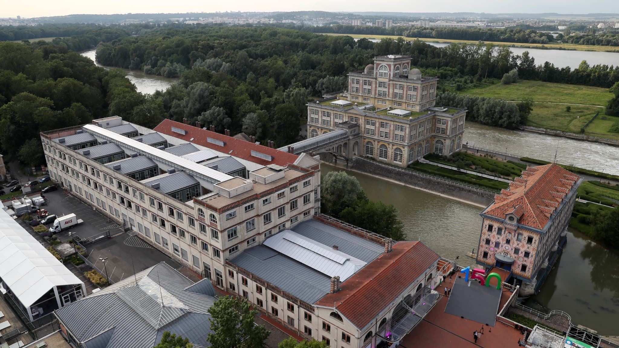 Vue a&eacute;rienne de la chocolaterie Menier &agrave; Noisiel en Seine-et-Marne en juin 2016 lors des 150 ans de Nestl&eacute; qui y avait son si&egrave;ge jusqu'en 2020