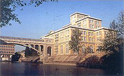 Cathédrale et passerelle en béton armé ou pont Hardi (1905-1906)