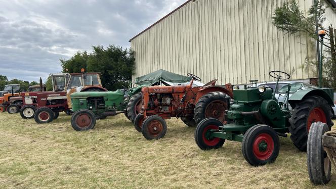 Des tracteurs &eacute;taient &eacute;galement pr&eacute;sents.