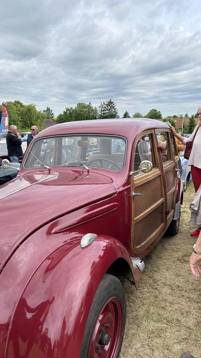 Une voiture attirait les regards. Pour cause, une partie de sa carrosserie est en bois.