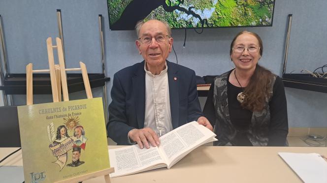 Marcel Queyrat et son &eacute;pouse Lisette pr&eacute;sentant l&rsquo;ouvrage : &laquo;&nbsp;Chaulnes de Picardie dans l&rsquo;histoire de France&nbsp;&raquo;.