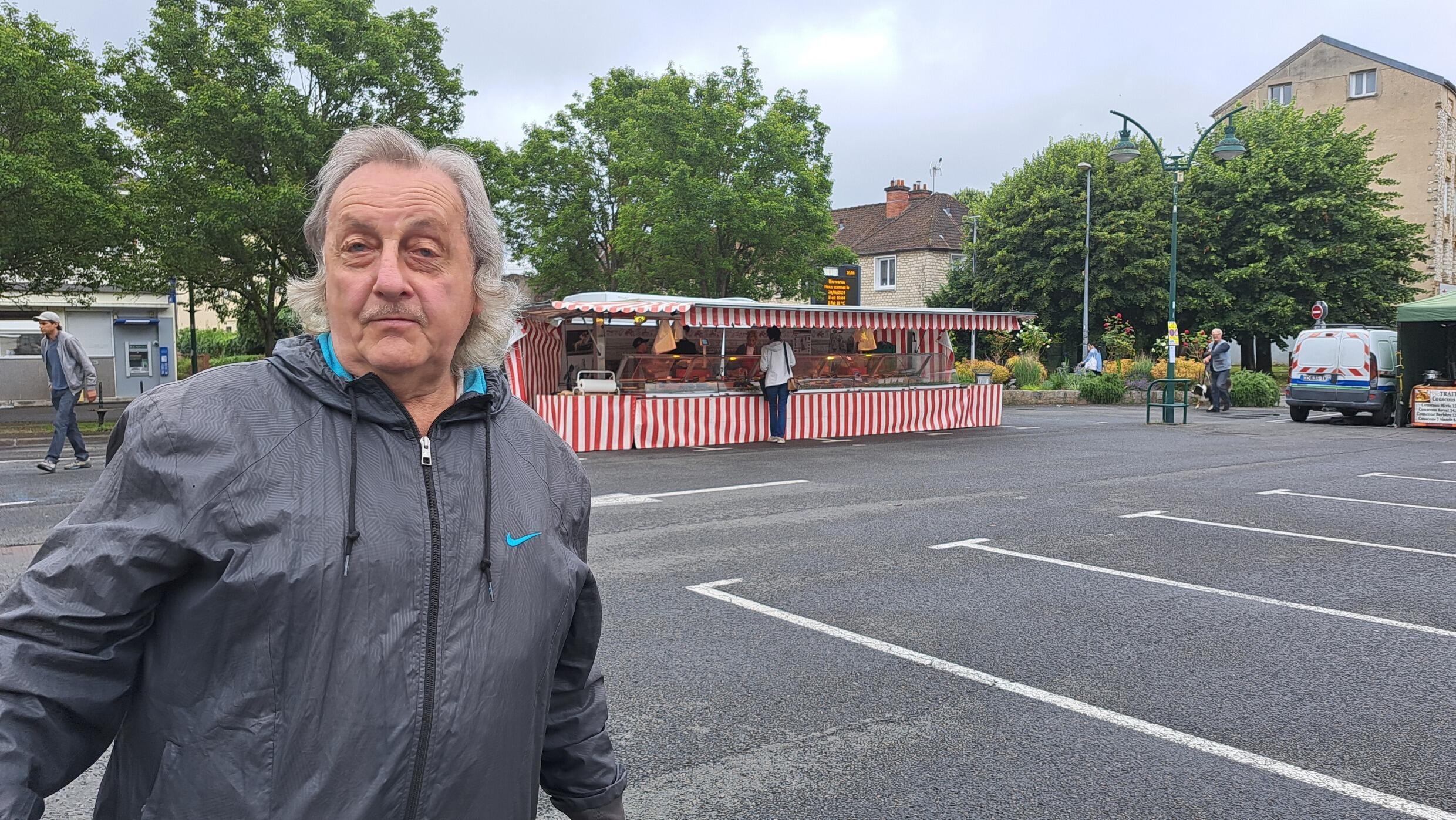 Jaquot, 70 ans, sur le march&eacute; de Champagne-sur-Seine en centre-ville, le 21 juin 2024.