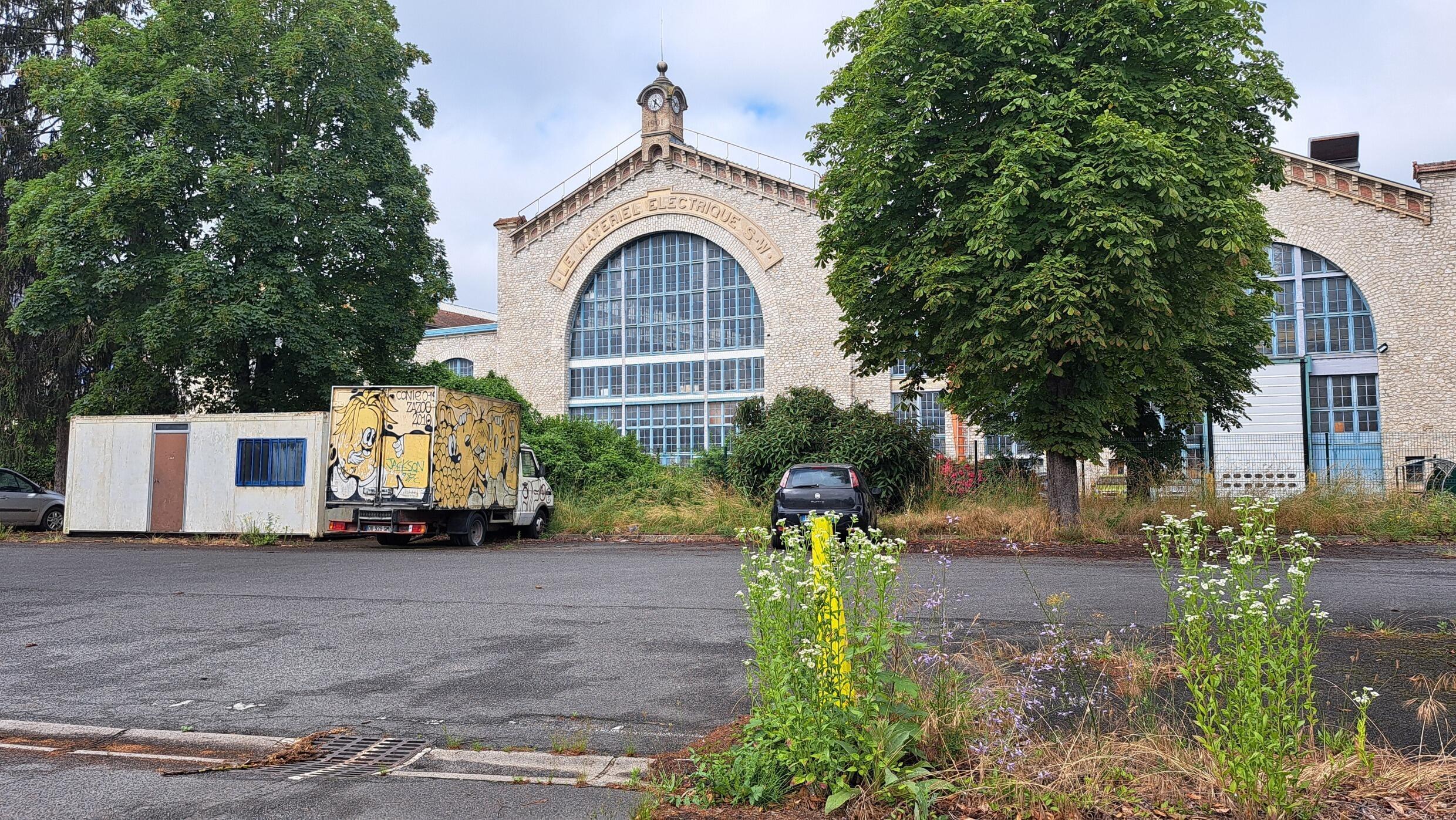 L'ancienne usine Schneider, reprise par la Communaut&eacute; de commune. Une quinzaine d'entreprises y sont domicili&eacute;es, le 21 juin 2024.