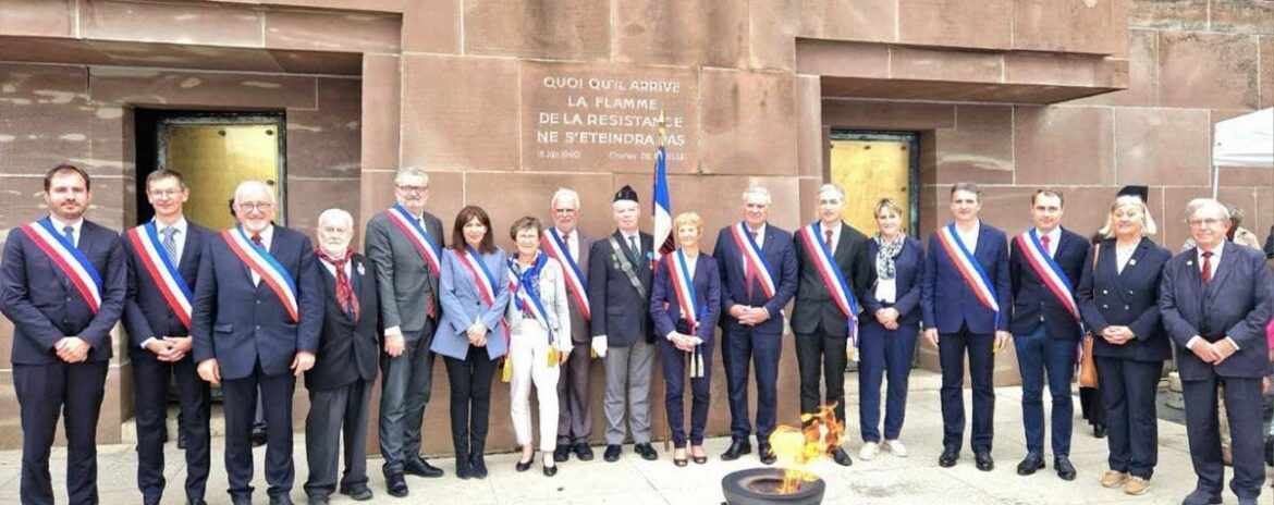 , Belfort. Appel du 18 juin : un repr&eacute;sentant des Scouts de la Cit&eacute; du Lion au Mont Val&eacute;rien