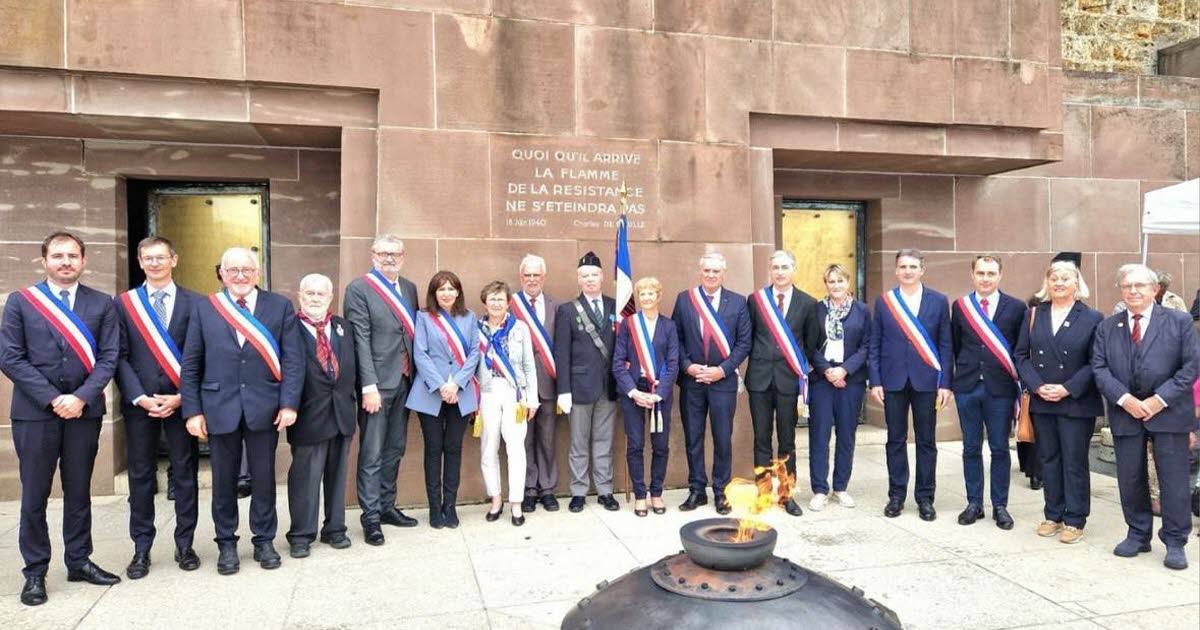 , Belfort. Appel du 18 juin : un repr&eacute;sentant des Scouts de la Cit&eacute; du Lion au Mont Val&eacute;rien