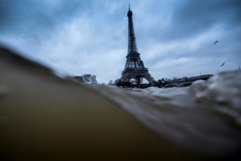 La Seine charriait trop d'eau et de bact&eacute;ries &agrave; un mois de l'ouverture des Jeux olympiques de Paris (26 juillet - 11 ao&ucirc;t), renfor&ccedil;ant les doutes sur la bonne tenue des &eacute;preuves en eau libre et de la c&eacute;r&eacute;monie d'ouverture
