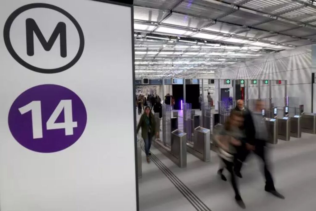 , Emmanuel Macron inaugure le premier superm&eacute;tro de la r&eacute;gion parisienne