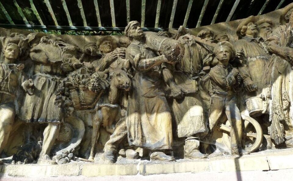 La Frise du Travail a été réalisé par Anatole Guillot, et Louis Müller pour l'Exposition universelle de 1900 à Paris.