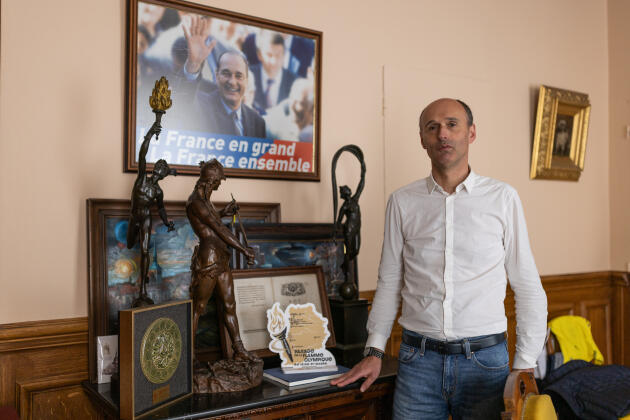 Olivier Lavenka dans son bureau, &agrave; la mairie de Provins (Seine-et-Marne), le 22&nbsp;juin&nbsp;2024.