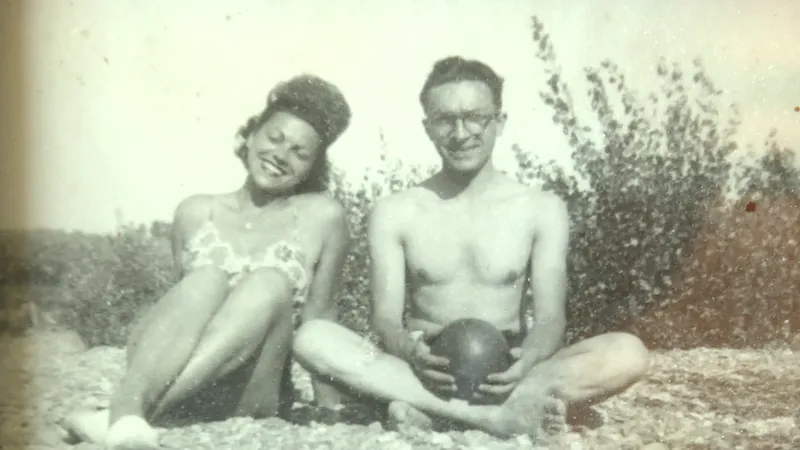 Robert Lesbats avait lanc&eacute; un appel dans un journal autrichien pour &eacute;changer avec un correspondant. Il avait 17 ans lorsque leur relation &eacute;pistolaire a d&eacute;but&eacute;. (Sur la photo, la jeune femme n'est pas Kitty).