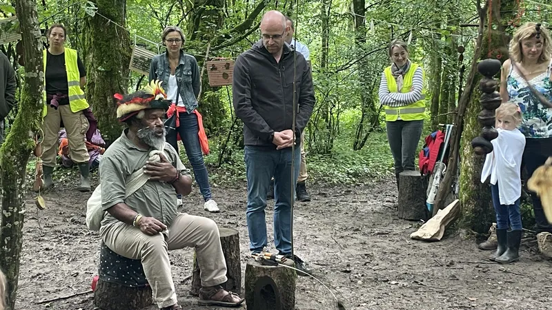 Le vendredi 21 juin 2024, le chef de la tribu des Hulis (Papouasie-Nouvelle-Guin&eacute;e), Mundiya Kepanga a rencontr&eacute; les &eacute;l&egrave;ves de l'&eacute;cole de Provench&egrave;res-sur-Meuse (Haute-Marne). Une visite r&eacute;alis&eacute;e dans le cadre du programme "Dans 1 000 communes, la for&ecirc;t fait &eacute;cole".