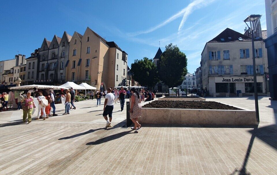 La place de la Fontaine et la place du march&eacute; au bl&eacute; ne font d&eacute;sormais plus qu'un.