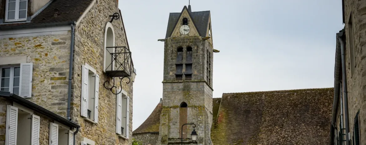 , &Agrave; seulement 1h de Paris, ce village m&eacute;connu est c&eacute;l&egrave;bre pour sa mairie dans un ch&acirc;teau du XVIIe si&egrave;cle