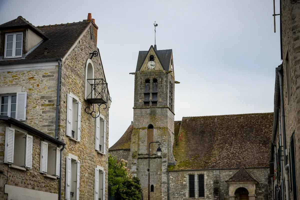 , &Agrave; seulement 1h de Paris, ce village m&eacute;connu est c&eacute;l&egrave;bre pour sa mairie dans un ch&acirc;teau du XVIIe si&egrave;cle
