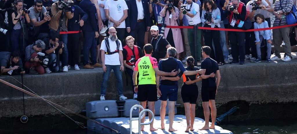 , A son tour, la maire de Paris Anne Hidalgo se baigne dans la Seine