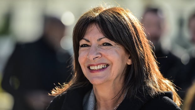 , Anne Hidalgo fait don de son certificat de nationalit&eacute; fran&ccedil;aise au mus&eacute;e de l&rsquo;immigration