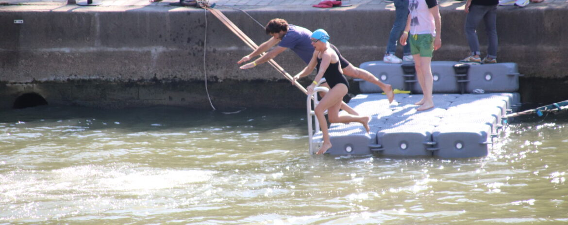 , « C’est historique, mais… » : la baignade d’Anne Hidalgo dans la Seine a-t-elle convaincu les Parisiens