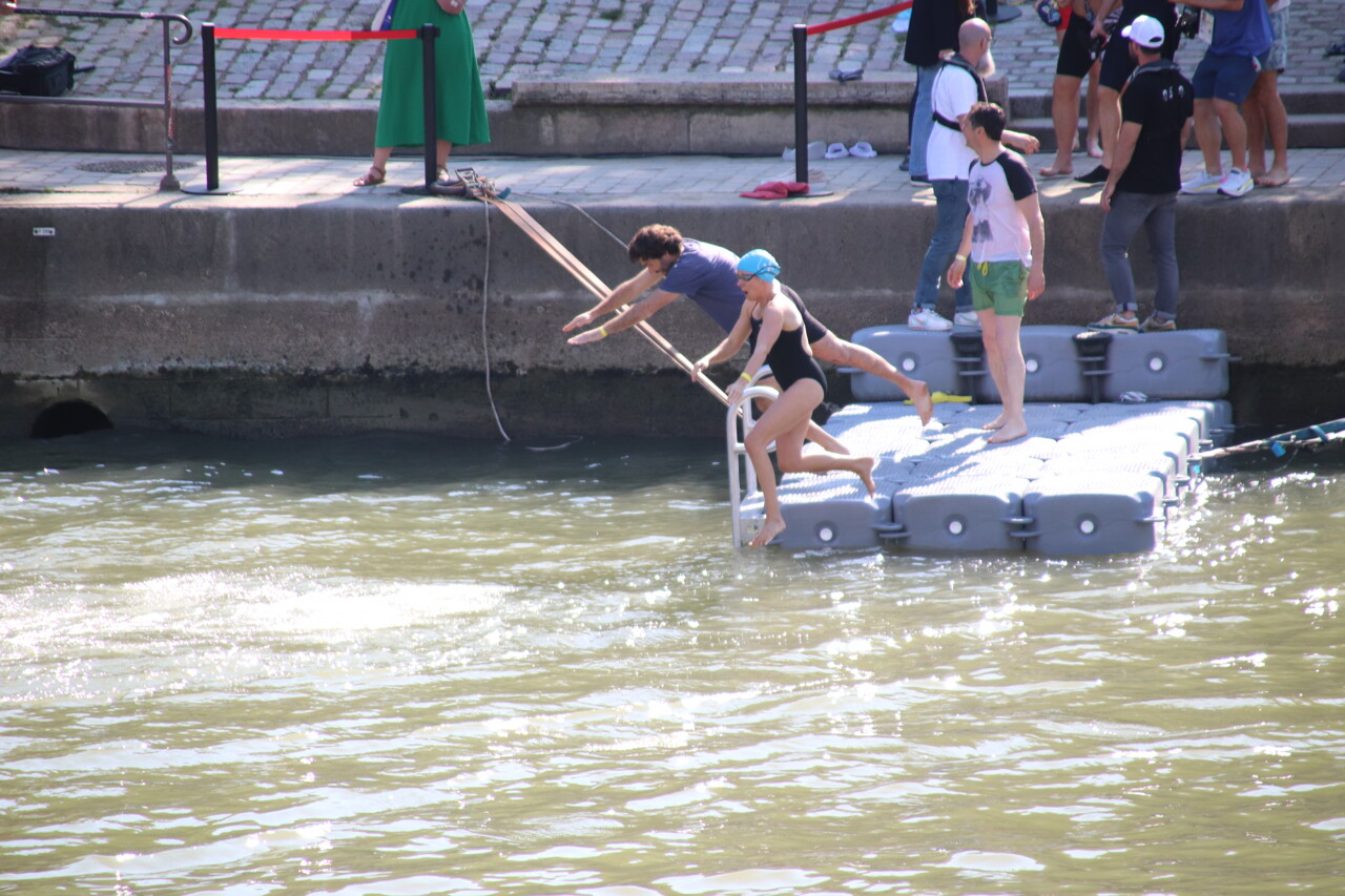 , « C’est historique, mais… » : la baignade d’Anne Hidalgo dans la Seine a-t-elle convaincu les Parisiens