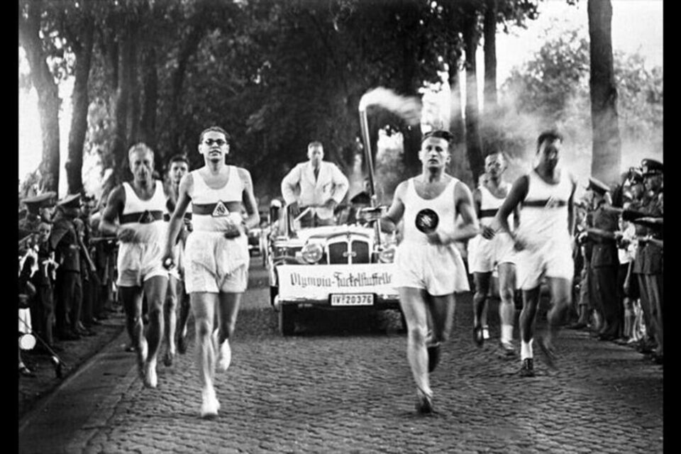 Le premier relais de la flamme olympique a eu lieu en 1936, lors des Jeux de Munich