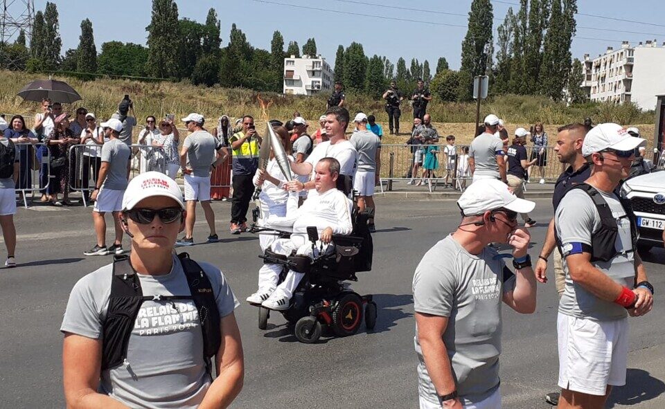 La flamme olympique traverse les rues de Sarcelles.