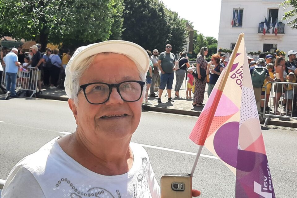 Carmen, 83 ans, est venue voir la flamme à Auvers-sur-Oise.