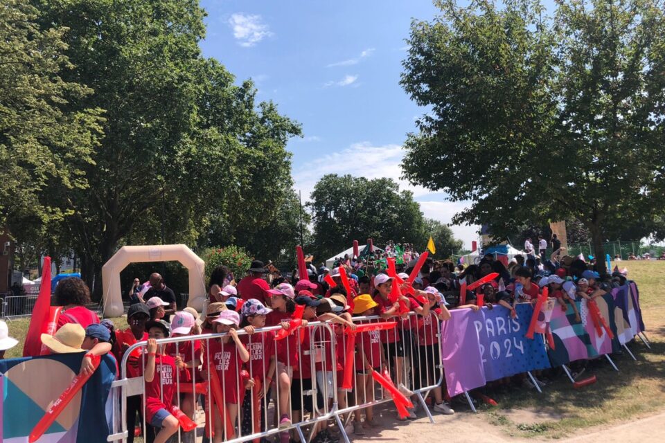 Au parc des Berges, à Argenteuil, l'ambiance monte en attendant l'arrivée de la flamme.