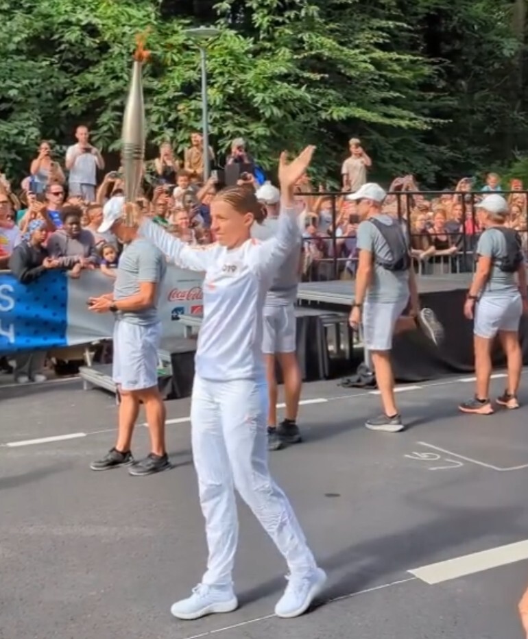 Stéphanie Frappart, a été la première relayeuse sur l'étape entre Cormeillles-en-Parisis et Argenteuil.