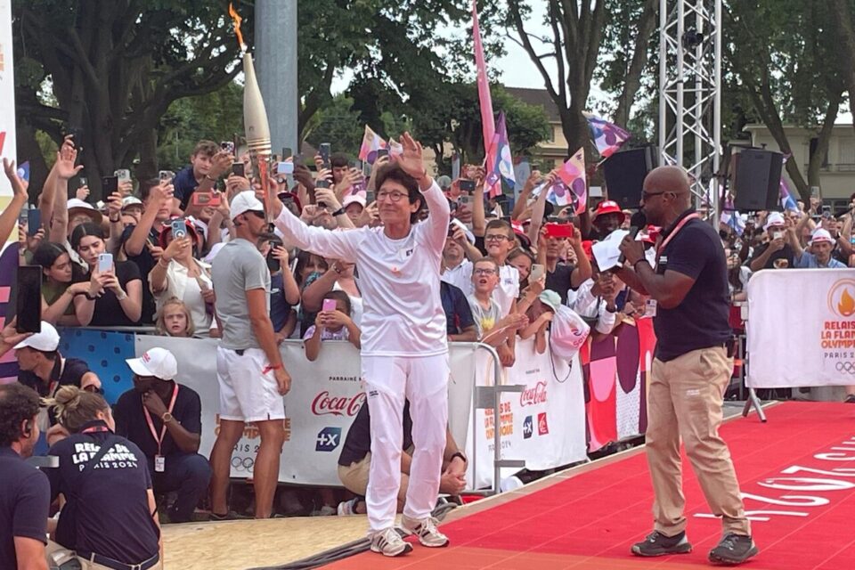 Brigitte Deydier en approche du chaudron de la flamme olympique à Soisy.
