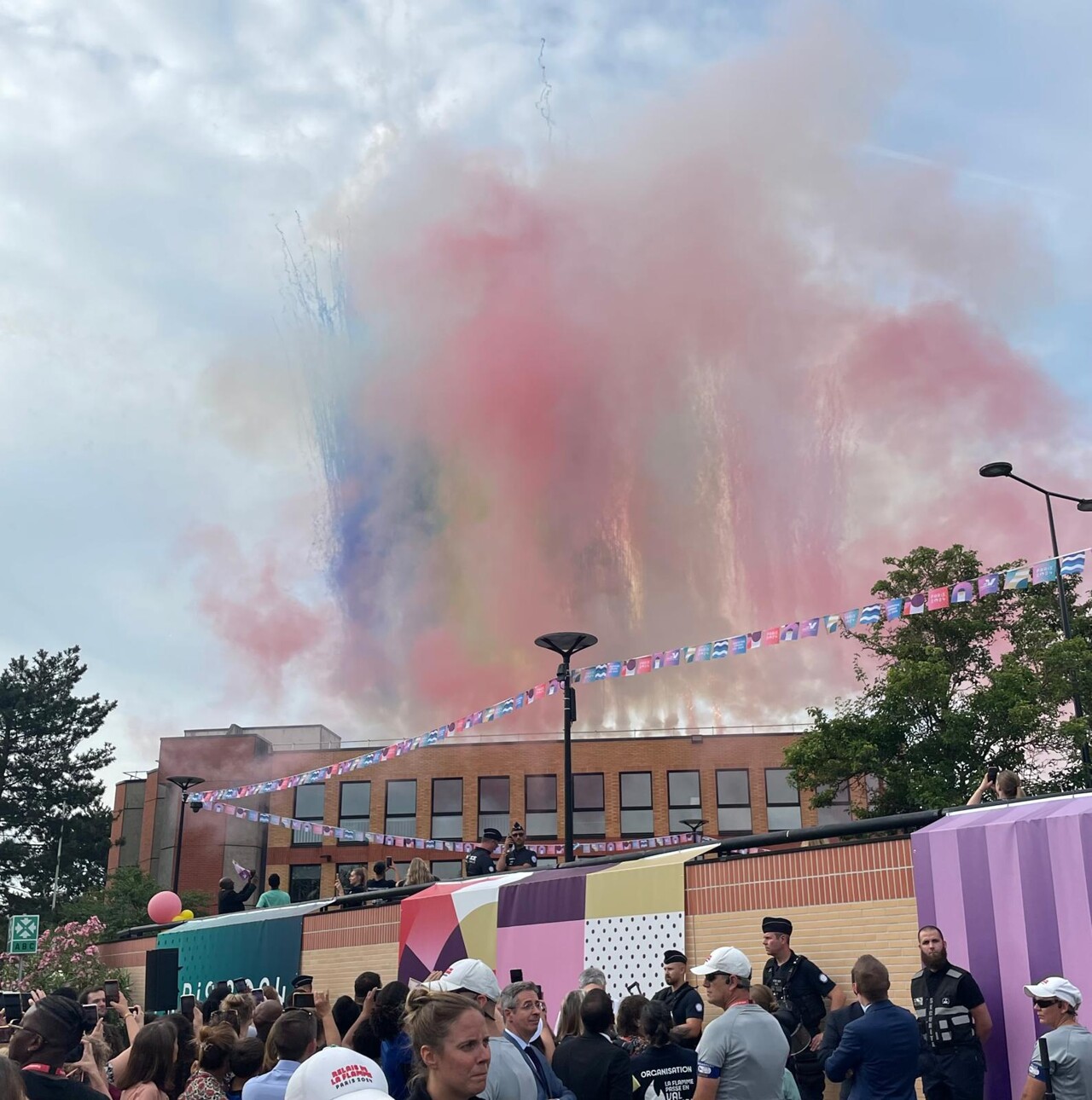 Un feu d'artifice de poudres colorées a été tiré sur le toit du Conseil départemental du Val-d'Oise.