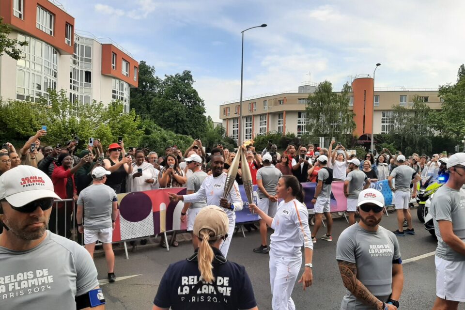 Le Cergyssois Moussa Camara, président de l'association Les Déterminés et porteur de la flamme a été longuement applaudi par le public.