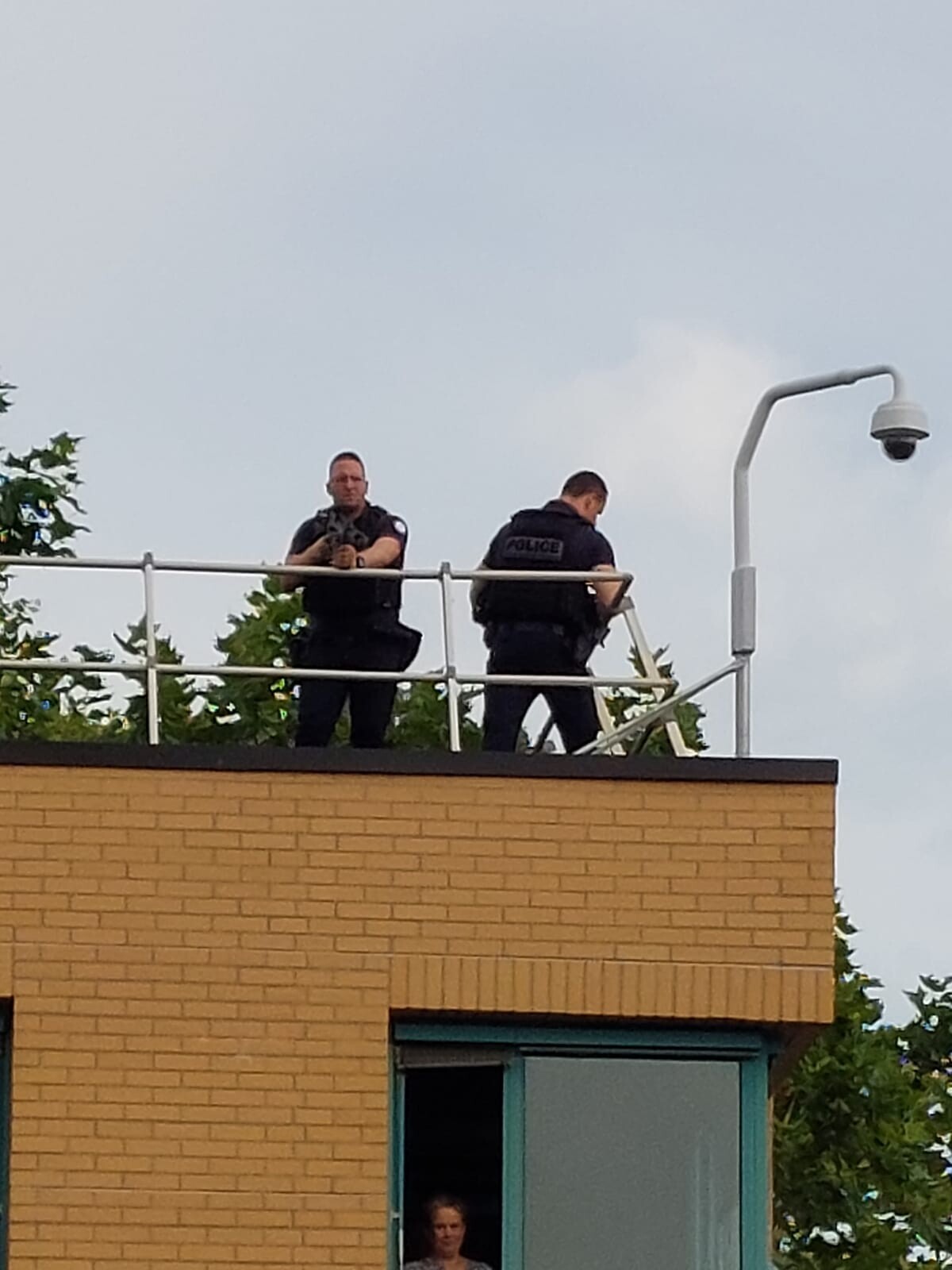 Des policiers installés en hauteur surveillent le bon déroulé du parcours.
