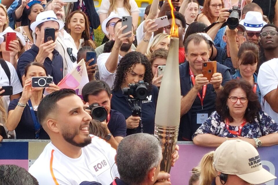 Eliès Bacri, agent du Département et porteur de la flamme olympique.