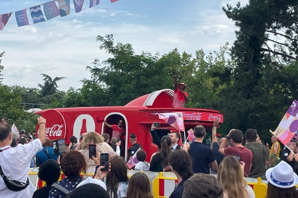 La caravane de la flamme olympique arrive à Cergy.