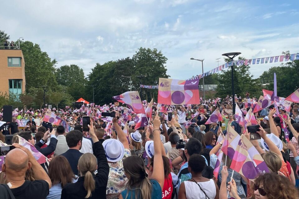 Le public se masse aux abords du Conseil départemental du Val-d'Oise pour accueillir la flamme.