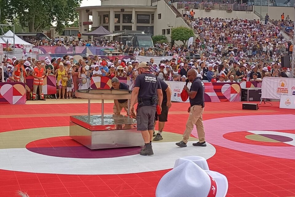 Les organisateurs installent le chaudron de la flamme olympique à Soisy.