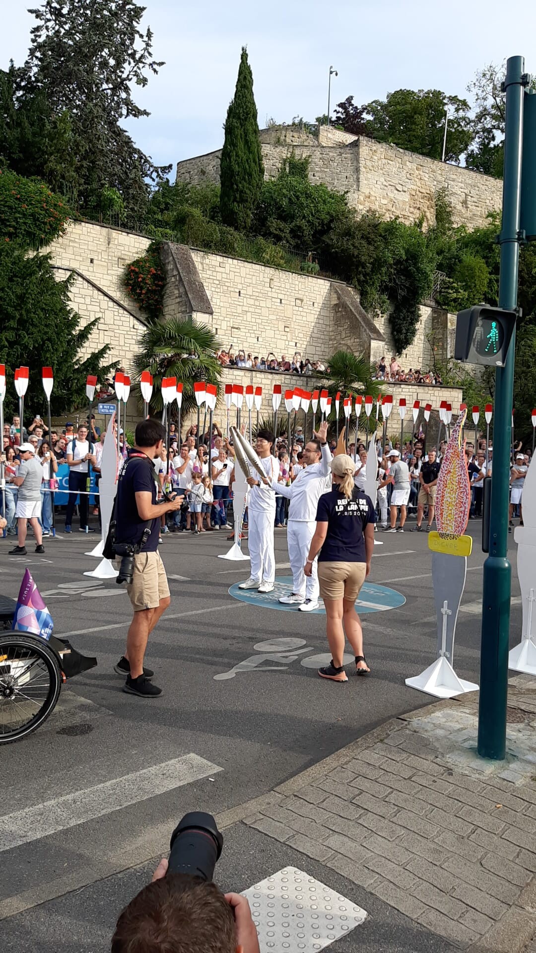 La cérémonie commence à Pontoise.