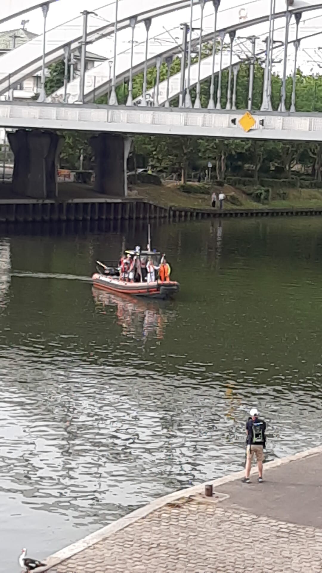 La flamme sur son bateau.