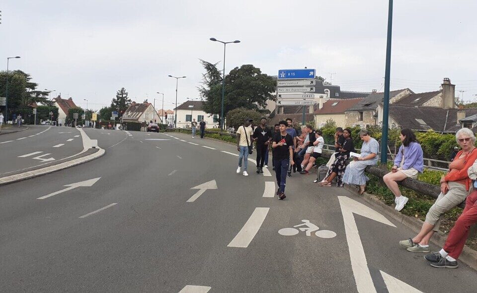 La foule commence à se rassembler avenue Epineuil (Pontoise) pour accueillir la flamme olympique.